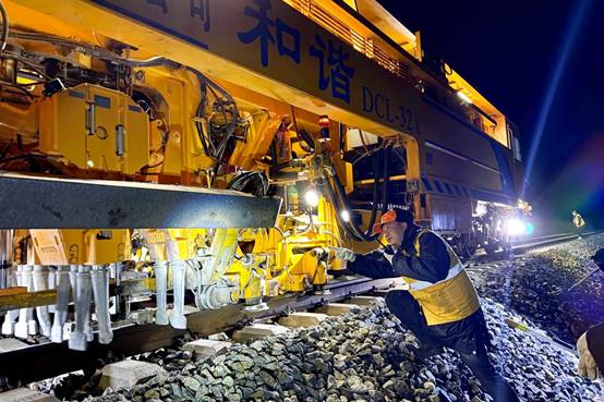 1.尹鹏在夜间大机作业期间进行巡检