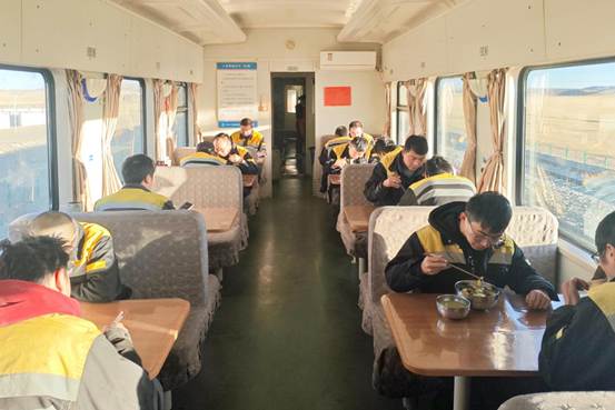 2.宿营车内机械化项目部成员正在用餐