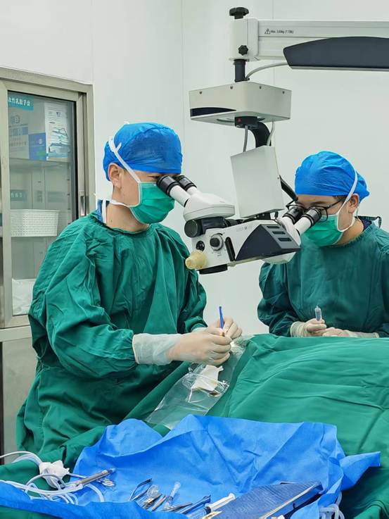 梁坤在为藏族同胞开展白内障手术