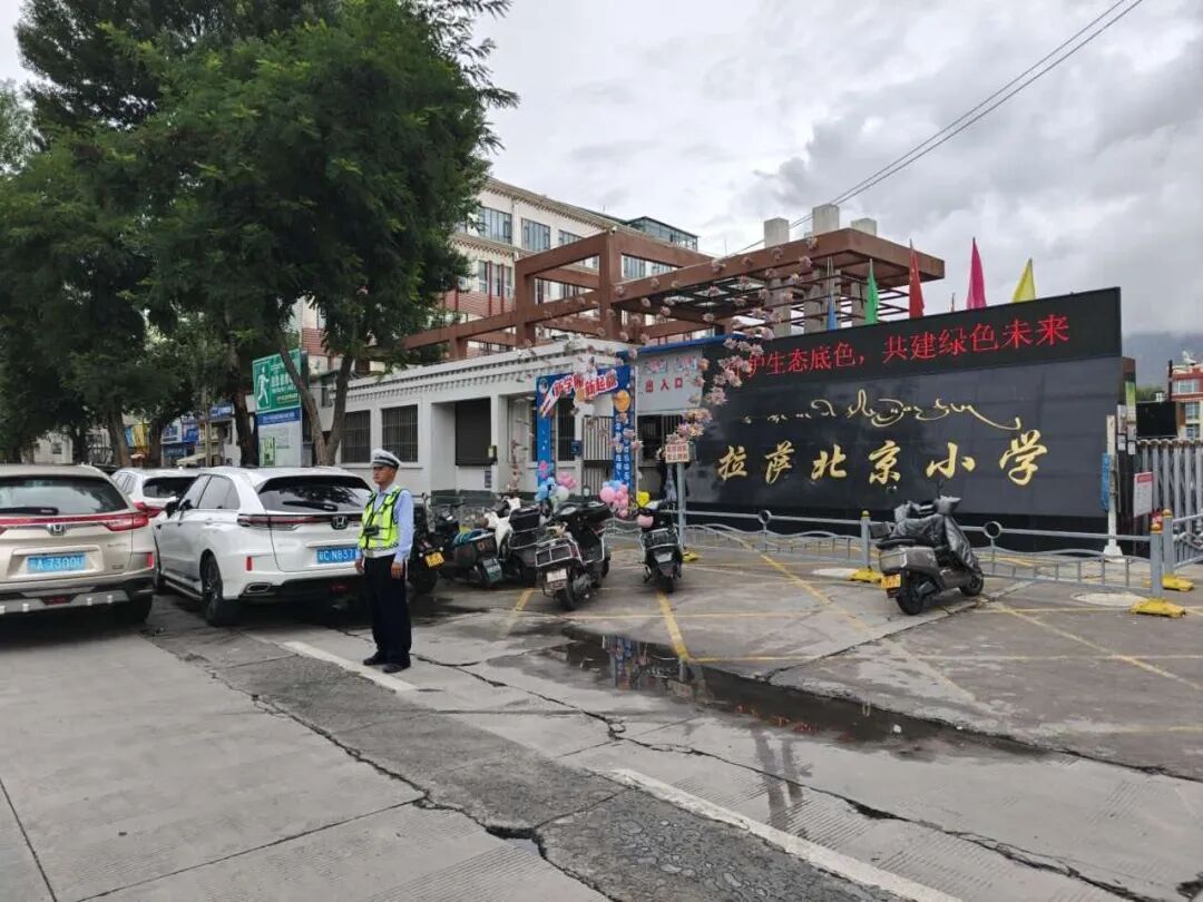 4城西大队疏导车流护航开学日师生出行平安.jpg