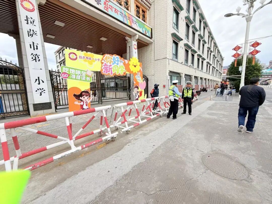 5城东大队排查校园周边交通隐患，护航学生出行安全.jpg