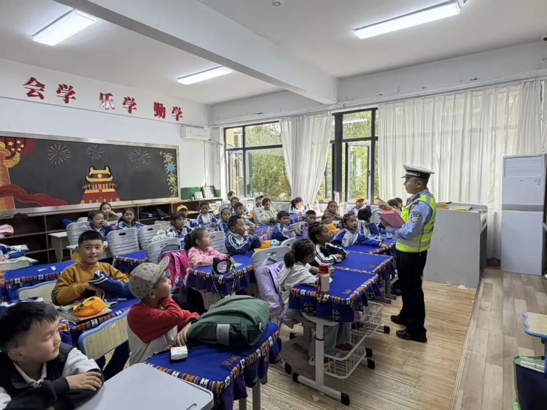 2柳梧大队走进柳梧中心小学开展交通安全“开学第一课”宣传.jpg